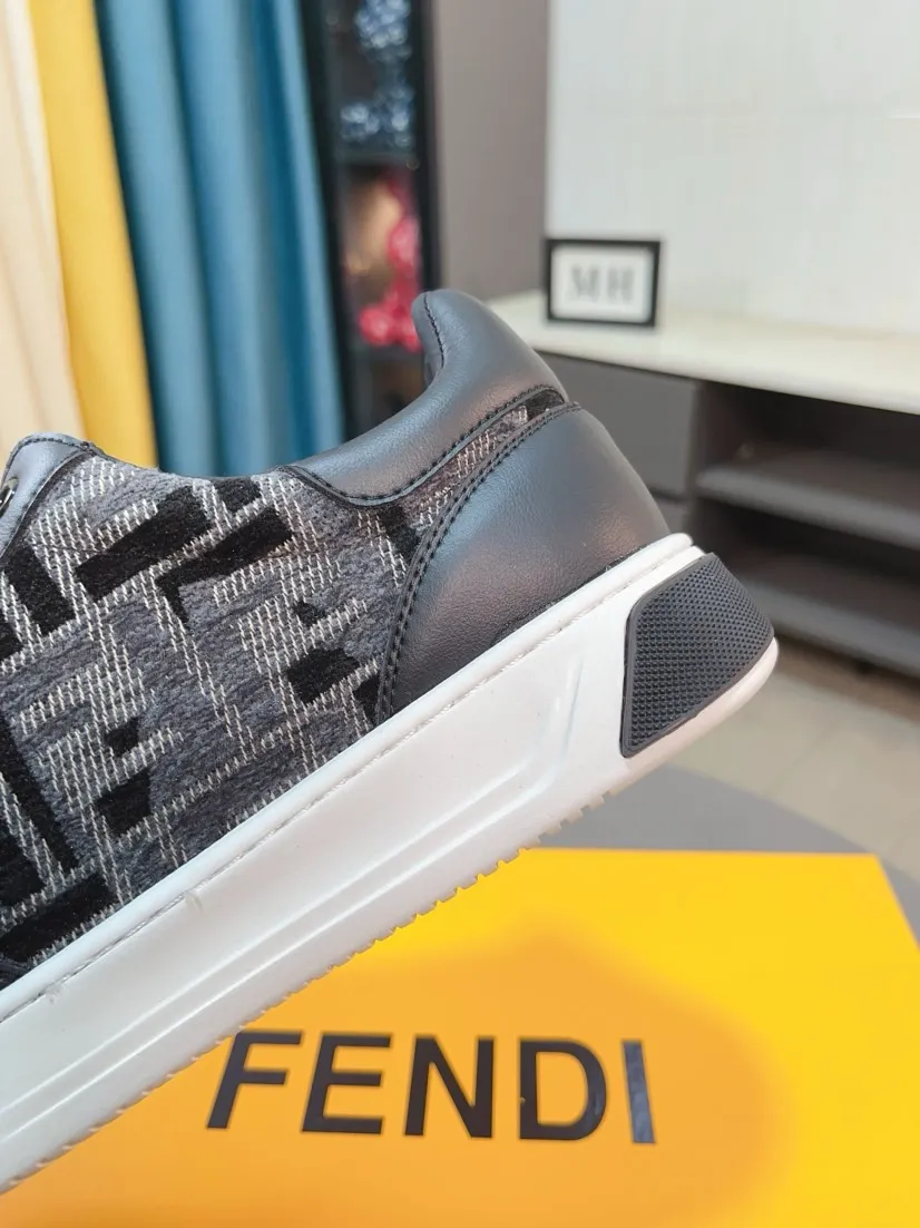Men's Men's Shoes💰420🌹🌹[fendi] Fendi's classic and comfortable men's, this complex sneaker is made of soft calfskin➕genuine leather lining➕original ultra-light rubber material with rough outsole. This unique and light style is suitable for the casual and refined sensibility of this season. It is comfortable and natural on the feet. It is an everyday style for casual travel in autumn and winter! 38/44